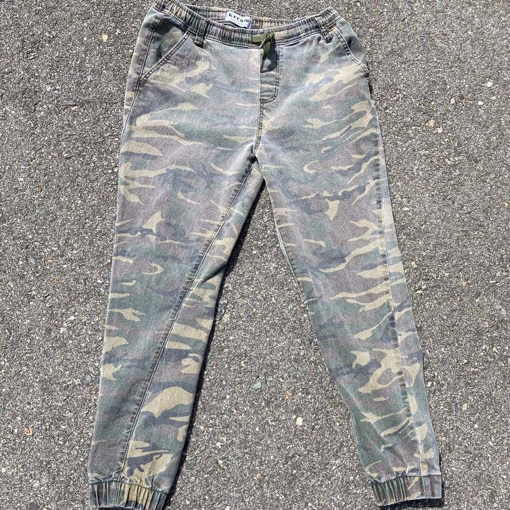 Kreamy, Faded Army Camo Print Joggers Pants, Elastic Waist & Ankles, Junior’s XL